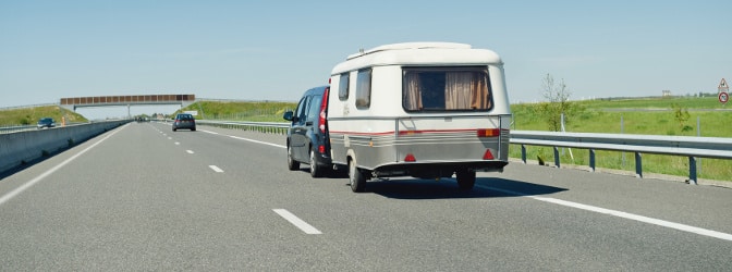 Insbesondere im Sommer, wenn beispielsweise die Wohnwagen für den Urlaub hervorgeholt werden, erfreut sich das Saisonkennzeichen großer Beliebtheit.