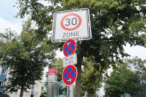 Das Schild für ein Halteverbot kann durch Zusatzzeichen ergänzt werden.