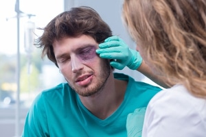 Die Zahlung von Schmerzensgeld steht oft mit Straftaten im Zusammenhang.