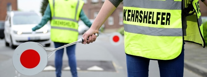 Wer darf als Schülerlotse für mehr Sicherheit im Verkehr sorgen?