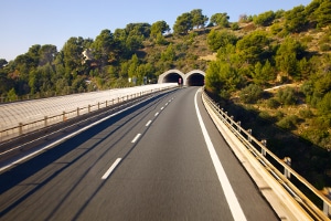 Schwarzlichtblitzer, die mobil oft in Tunneln genutzt werden, lösen ohne Blitz aus.