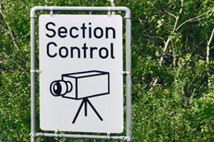 Die Section Control in Niedersachsen wird mit Hilfe von Schildern angekündigt