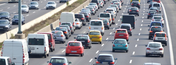 Section Control erfasst alle Fahrzeuge auf einer Strecke und prüft danach, ob Verstöße vorliegen.