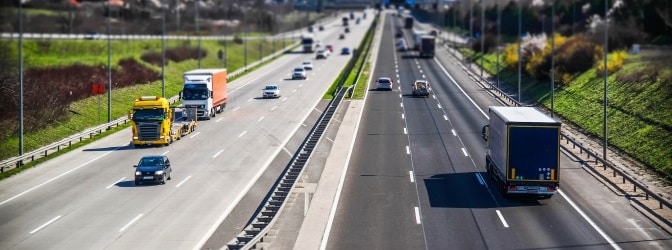 Der Seitenstreifen darf nur befahren werden, wenn dies durch Verkehrszeichen ausdrücklich genehmigt ist.