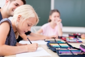 Sicher im Straßenverkehr: In der Grundschule erlernen die Kinder wichtige Verkehrsregeln.