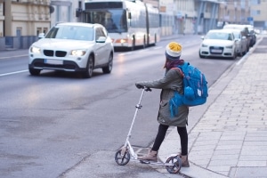 Reflektoren an Kleidung und Rucksäcken können zur Sicherheit auf dem Schulweg beitragen.