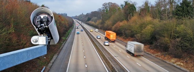 Welcher Sicherheitsabstand auf der Autobahn eingehalten werden muss, richtet sich auch nach der gefahrenen Geschwindigkeit.