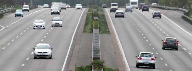 Sie fahren mit Richtgeschwindigkeit auf der Autobahn und möchten diese an der nächsten Ausfahrt verlassen. Wie müssen Sie sich verhalten? Diese Frage sollte jedem Fahrschüler bekannt vorkommen.