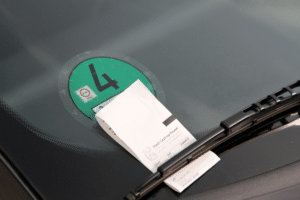 Mit dem Smart quer zu parken, kann einen Strafzettel zur Folge haben, wenn dadurch der Verkehr behindert wird