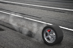 Es ist gefährlich, mit Sommerreifen im Winter zu fahren