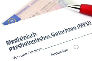 Ein positives MPU-Gutachten kann dabei helfen, die Sperrfrist beim Führerschein zu verkürzen.