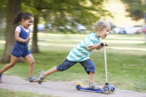 Spielstraße: Hier ist besondere Vorsicht geboten, weil Kinder auf die Fahrbahn laufen könnten. 