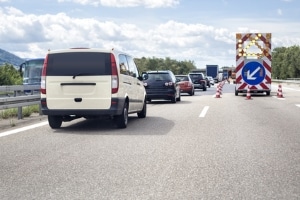 Ist eine Spur durch die Fahrbahnverengung gesperrt, kommt das Reißverschlussverfahren zum Einsatz.