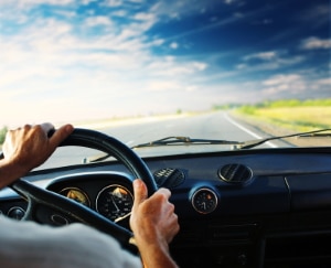 Ein Spurwechselassistent kann bspw. das Lenkrad vibrieren lassen, um den Fahrer auf haptisch zu warnen.