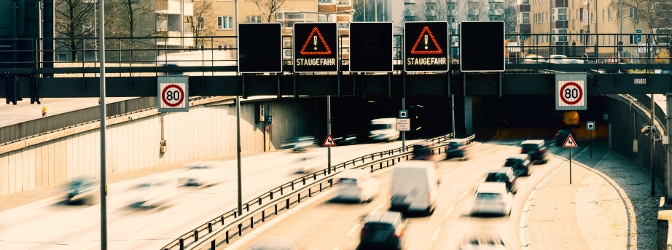 Wo droht ein Stau? Die Info erhalten Sie beispielsweise über Schilder oder Radio.