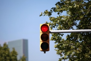 Zu den Einrichtungen der Straßenausstattung zählen unter anderem Ampeln und sonstige Lichtzeichenanlagen.