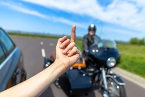 Andere Verkehrsteilnehmer sind ein häufiger Auslöser von Stress beim Autofahren.