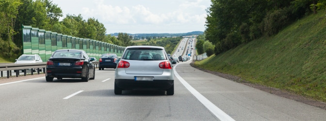 In der StVO wird in § 7 definiert, welche Fahrstreifen Kraftfahrzeuge befahren müssen.