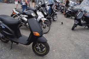 Das Tagfahrlicht ist beim Motorrad nicht vorgeschrieben, aber möglich.