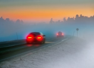 Das Tagfahrlicht reicht bei Nebel nicht aus. Sie sollten Abblendlicht und Nebenschlussleuchte bei einer Sicht unter 50 m einschalten.