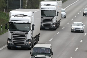 Ein Tempolimit auf der Autobahn gilt aktuell beispielsweise für Lkw.