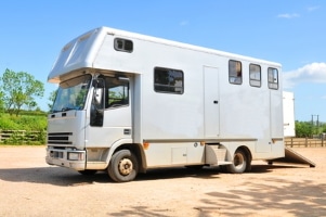 Das Tempolimit in Frankreich mit einem Wohnmobil beträgt 100 km/h auf Kraftfahrstraßen, wenn es mehr als 3,5 t wiegt.