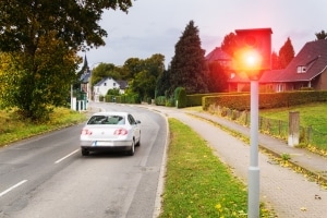 Der Traffipax arbeitet nicht ohne, sondern mit Blitz.