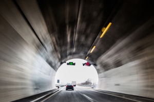 Es empfiehlt sich, darauf zu achten, wo sich im Tunnel der Notausgang befindet.