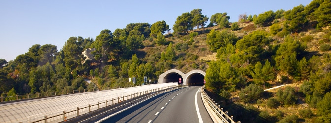 Sie sollten noch vor der Einfahrt in den Tunnel die jeweiligen Verkehrszeichen beachten.