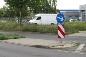 Die Überquerungshilfe ist laut StVO für Fußgänger gedacht, um ihnen das leichtere Queren von Straßen zu ermöglichen.