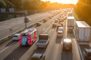 Ein Unfall durch Sekundenschlaf ist auf der Autobahn besonders gefährlich.