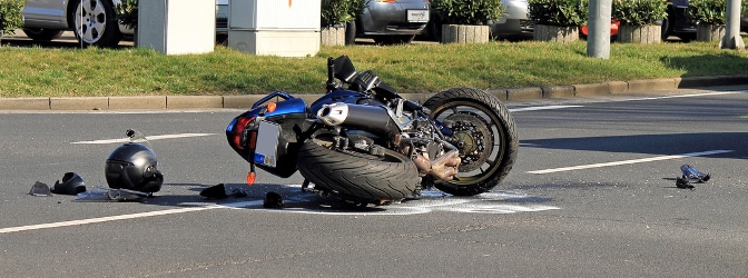 Vor allem Motorradfahrer tragen bei einem Unfall wegen einer Ölspur häufig schwere Verletzungen davon.