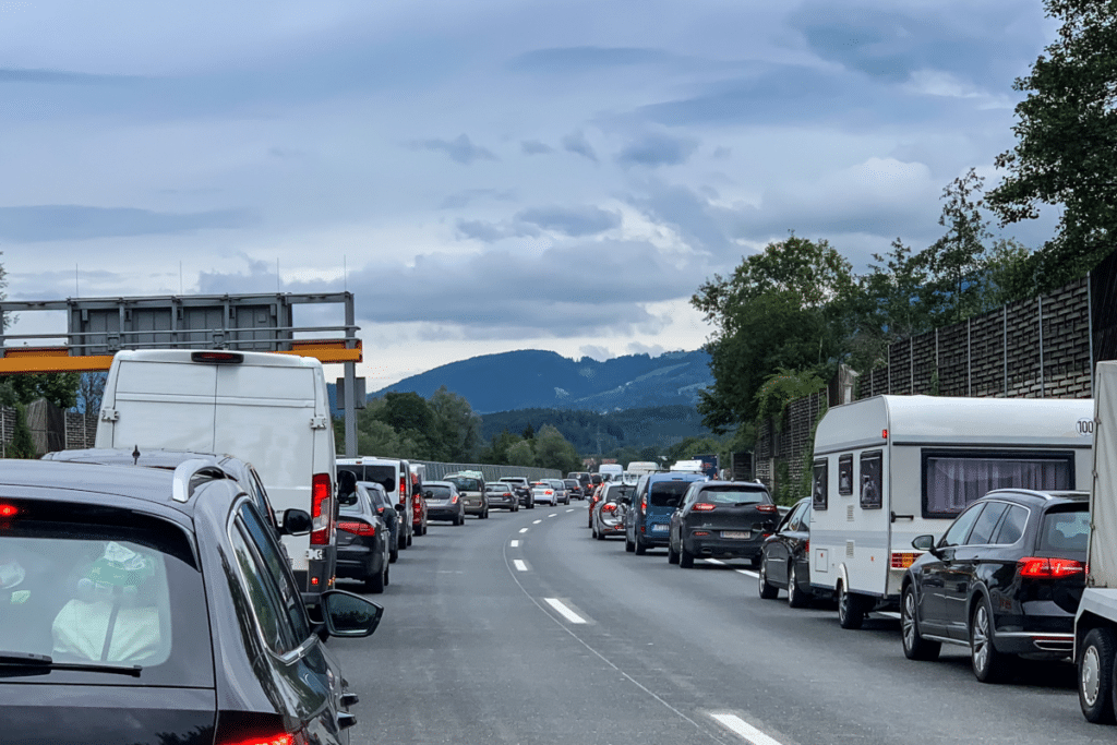 Ereignet sich ein Unfall mit einem Wohnwagen auf der Autobahn, müssen Umstehende eine Rettungsgasse bilden. 