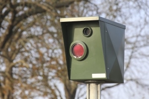 Laut einem Urteil zur Blitzer-Attrappe kann das Aufstellen Amtsanmaßung darstellen.