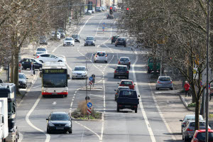 Sie begehen eine Straftat, wenn Sie im öffentlichen Verkehr mit dem Auto das Fahren üben.