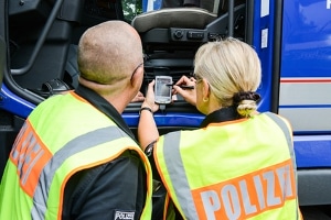 Mittels einer Kontrollkarte können Beamte bei einer Verkehrskontrolle den Fahrtenschreiber auslesen. 