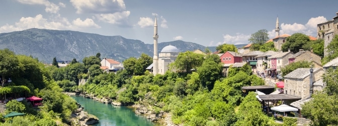 Vor einer Reise sollten sich Urlauber mit den Verkehrsregeln in Bosnien befassen.