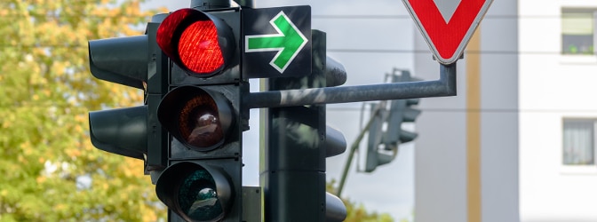 Besonderes Verkehrsschild: Ein grüner Pfeil berechtigt Rechtsabbieger dazu, bei roter Ampel abzubiegen.