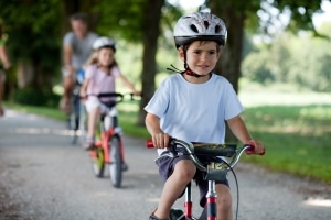 Verkehrssicherheit: Für Kinder sollte ein Helm zur festen Fahrradausstattung gehören.