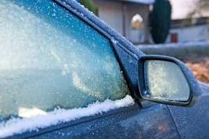 Winterreifen und eisfreie Scheiben bilden die Grundlage für die Verkehrssicherheit im Winter.