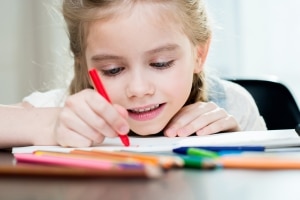 Eltern und Schule arbeiten bei der Vermittlung von Grundlagen zur Verkehrssicherheit für Kinder Hand in Hand.