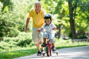 Klingel und Bremsen tragen zur Verkehrssicherheit beim Kinderfahrrad bei.