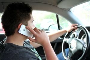 Eine Eintragung in das Verkehrsstrafenregister erfolgt, wenn Sie mit dem Handy am Steuer erwischt werden.