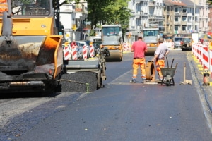 Wie müssen sich Autofahrer beim Verkehrsschild „Achtung Baustelle“ verhalten?