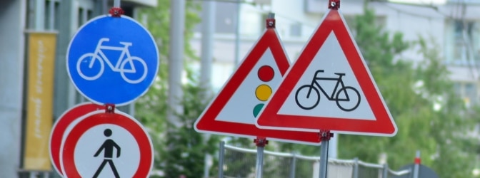 Verkehrsschilder regeln in Frankreich den Verkehr.