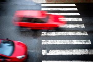 Wer die Vorschriften zu den Verkehrszeichen am Fußgängerüberweg missachtet, riskiert ein Bußgeld.