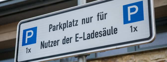 Einige Verkehrszeichen geben einen Parkplatz nur für bestimmte Kfz frei.