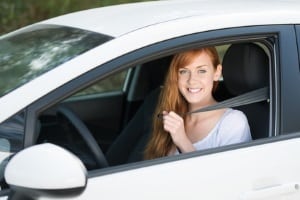 Die Versicherung für das Auto von einem Fahranfänger ist weniger teuer, wenn das Kfz über die Eltern mitversichert wird.