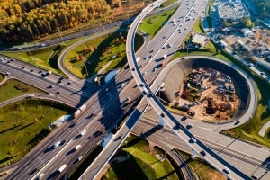 Meistens ist eine Verteilerfahrbahn an einem Autobahnkreuz zu finden.