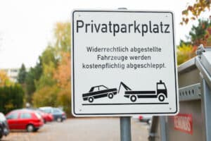 Der Wagen kann, neben der Vertragsstrafe fürs Parken, auch abgeschleppt werden.